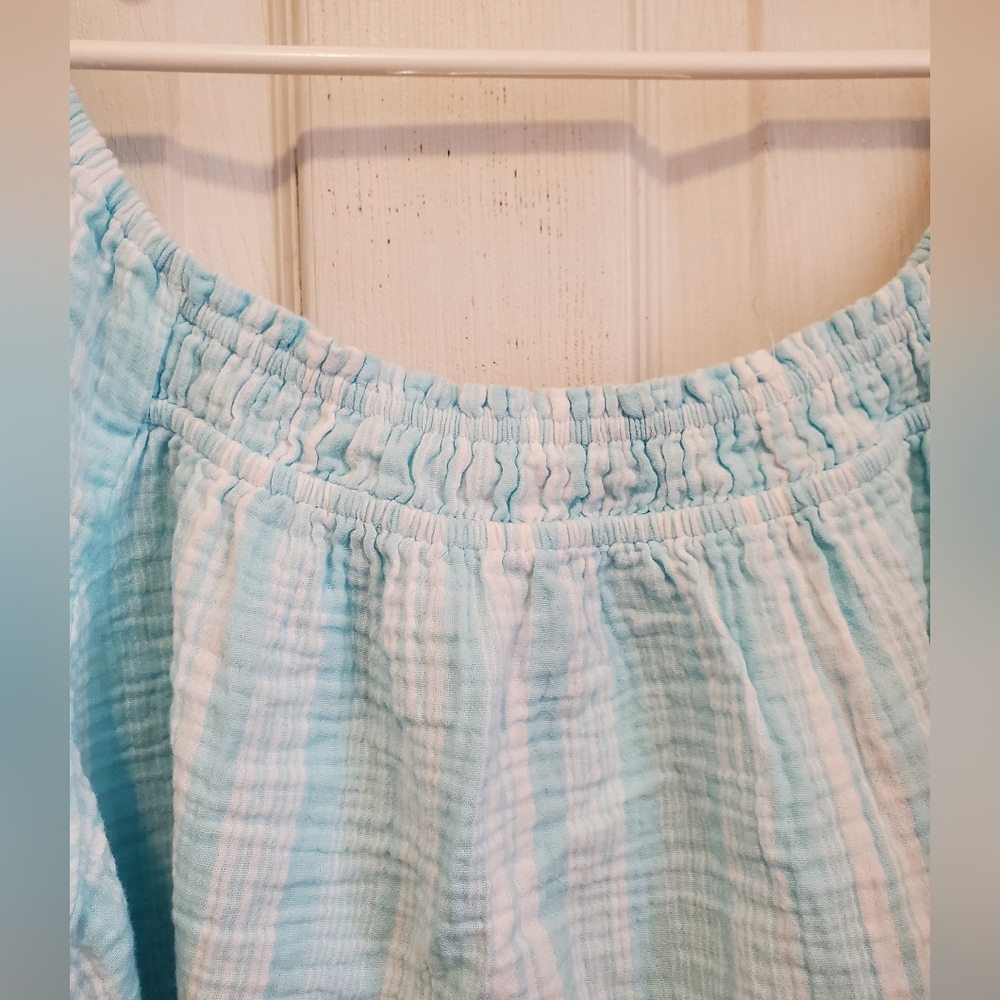 Short Sleeve Blue and White Top - Picture 2 of 4